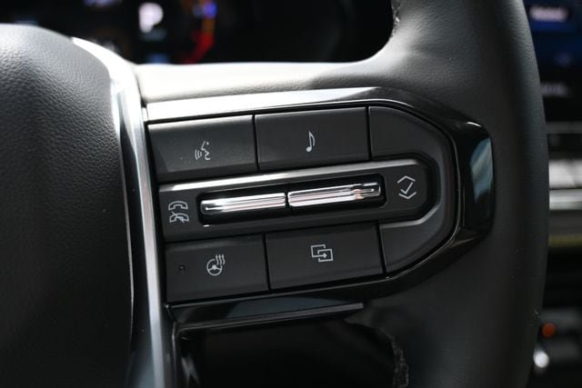 Used 2025 Chevrolet Colorado ZR2 w/ Technology Package AWD/4WD image 36