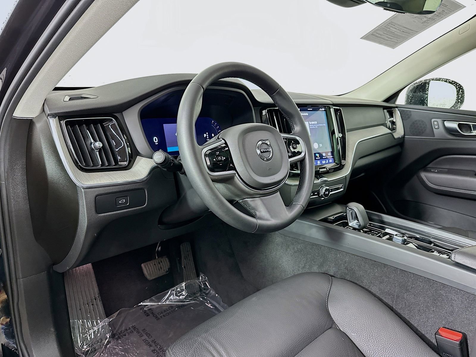 Used 2025 Volvo XC60 B5 Plus image 9