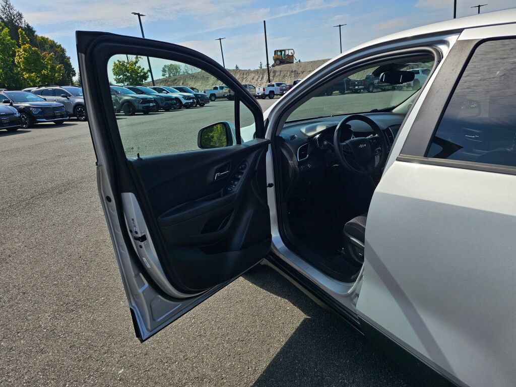 Used 2020 Chevrolet Trax LS w/ Tint and Cruise Package AWD/4WD image 18