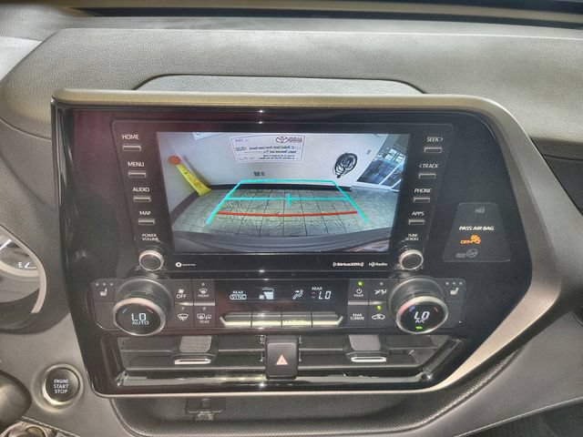 Used 2021 Toyota Highlander XLE AWD/4WD image 17