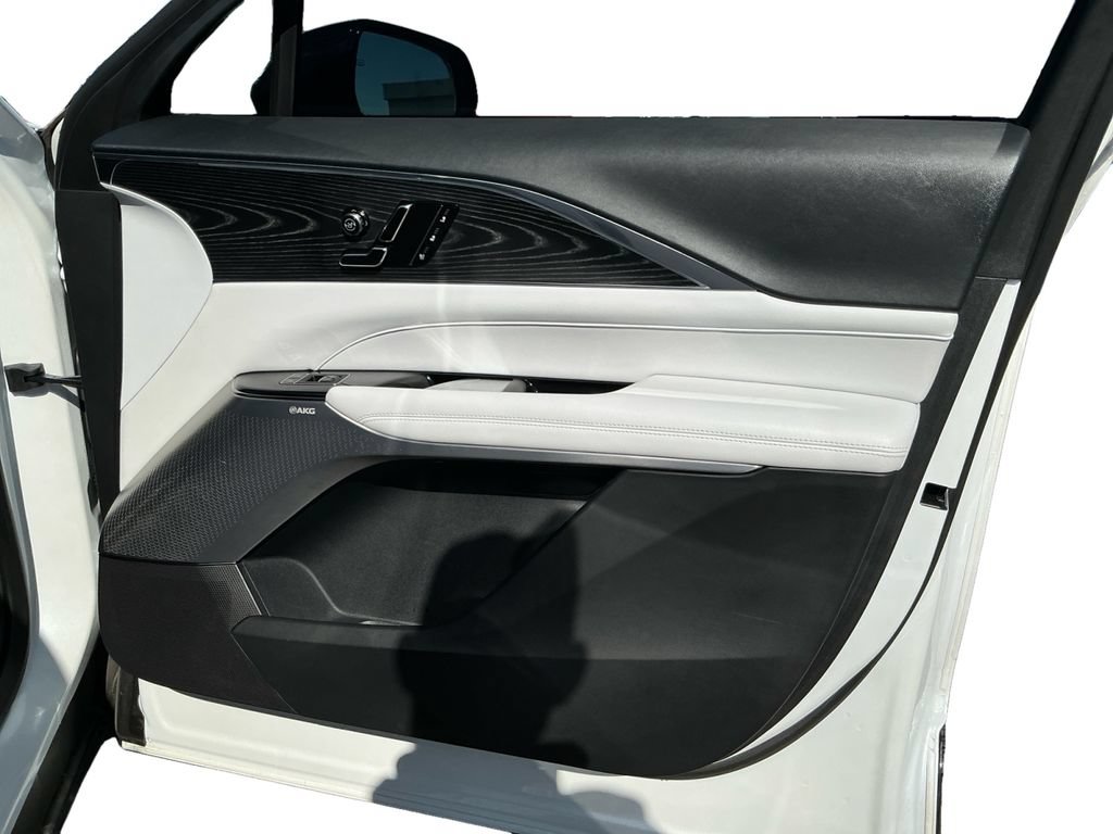 Used 2024 Cadillac Lyriq Luxury RWD image 17