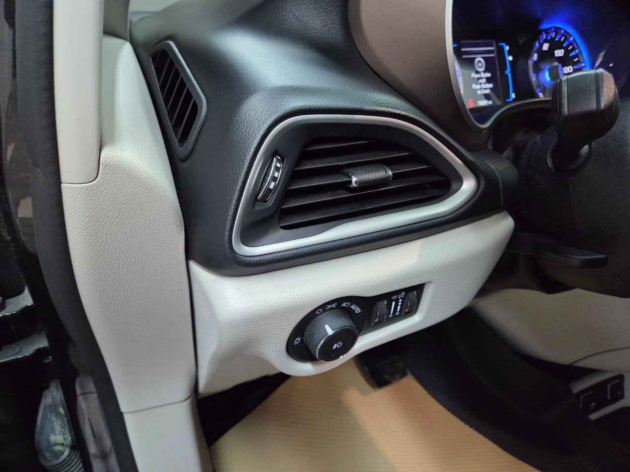 Used 2018 Chrysler Pacifica Touring Plus w/ Tire & Wheel Group image 31