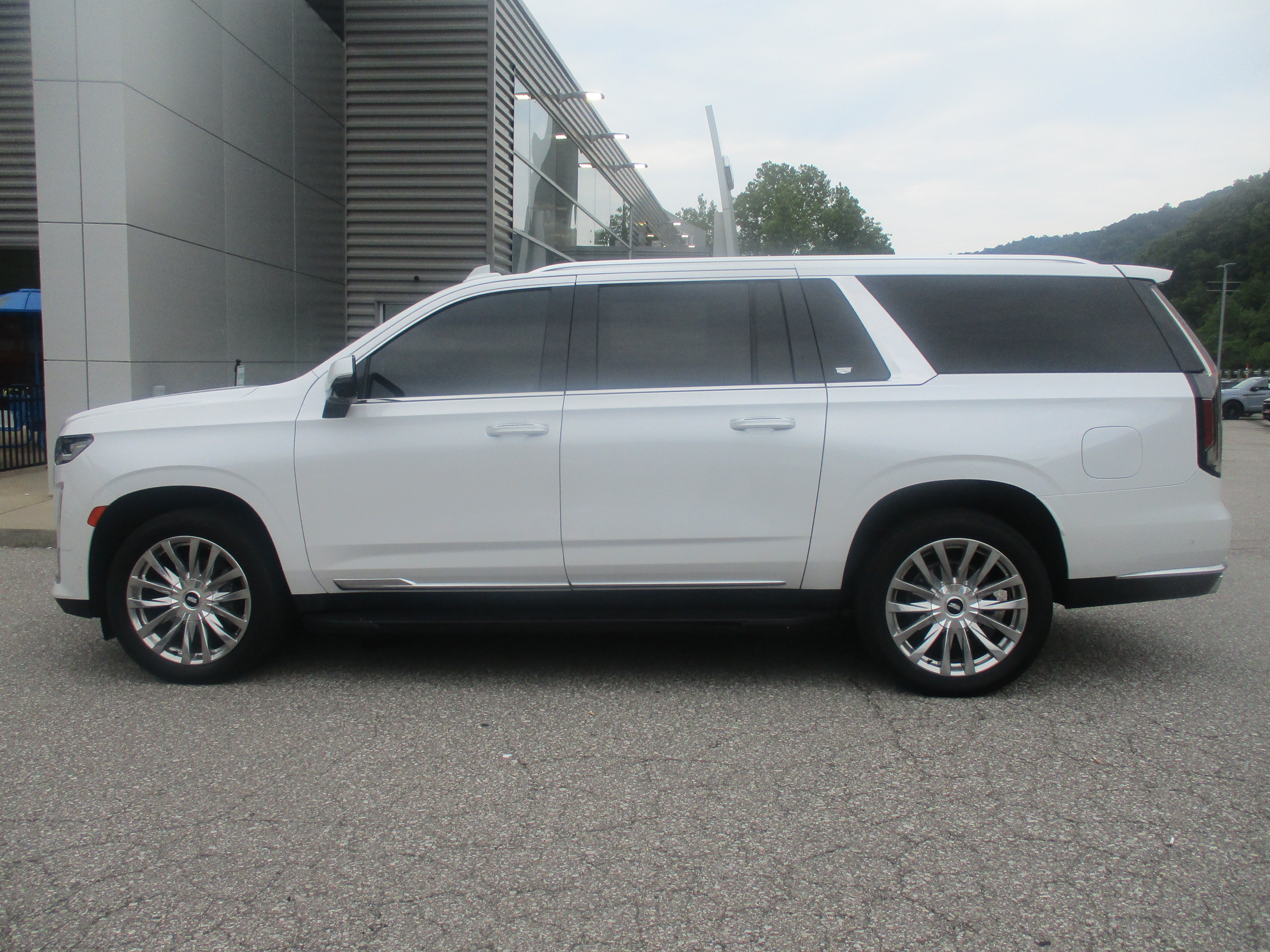 Used 2023 Cadillac Escalade ESV Premium Luxury w/ LPO, Illumination Package AWD/4WD image 6