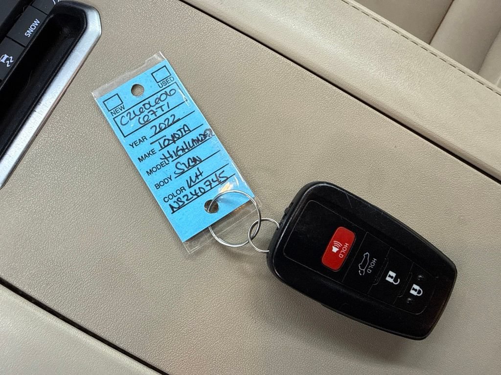 Used 2022 Toyota Highlander XLE AWD/4WD image 38