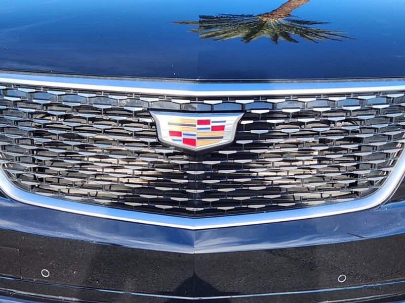 Used 2025 Cadillac XT6 Premium Luxury image 9