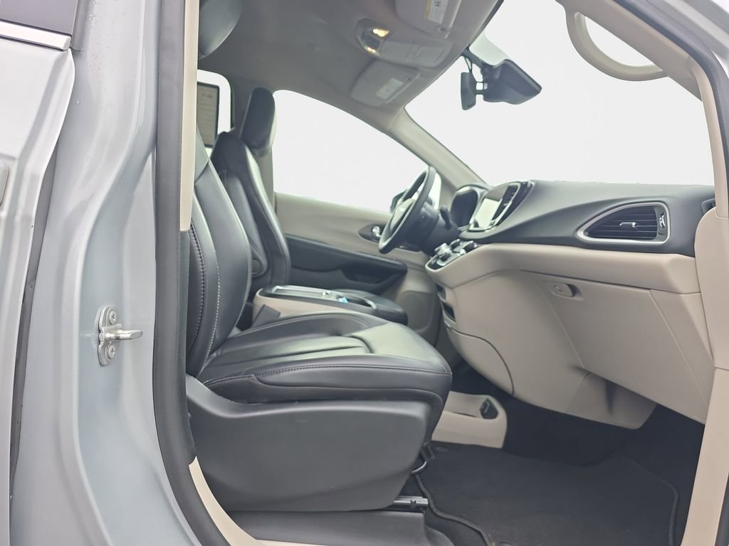 Used 2023 Chrysler Pacifica Touring-L FWD image 18