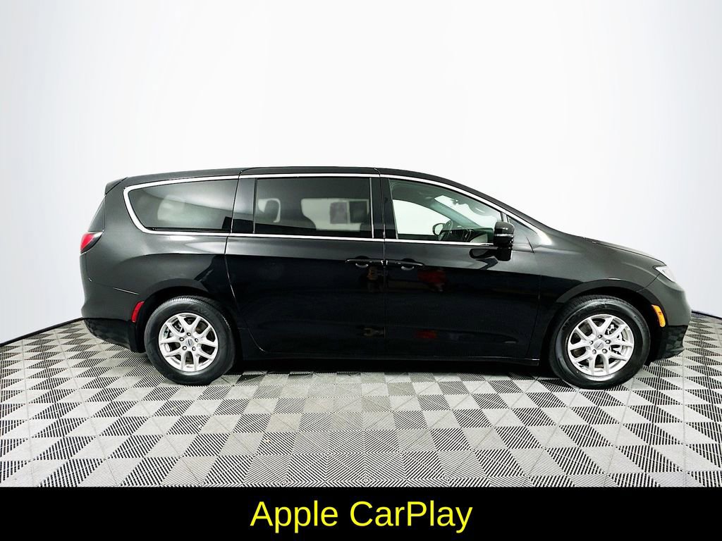 Used 2025 Chrysler Pacifica Select image 11