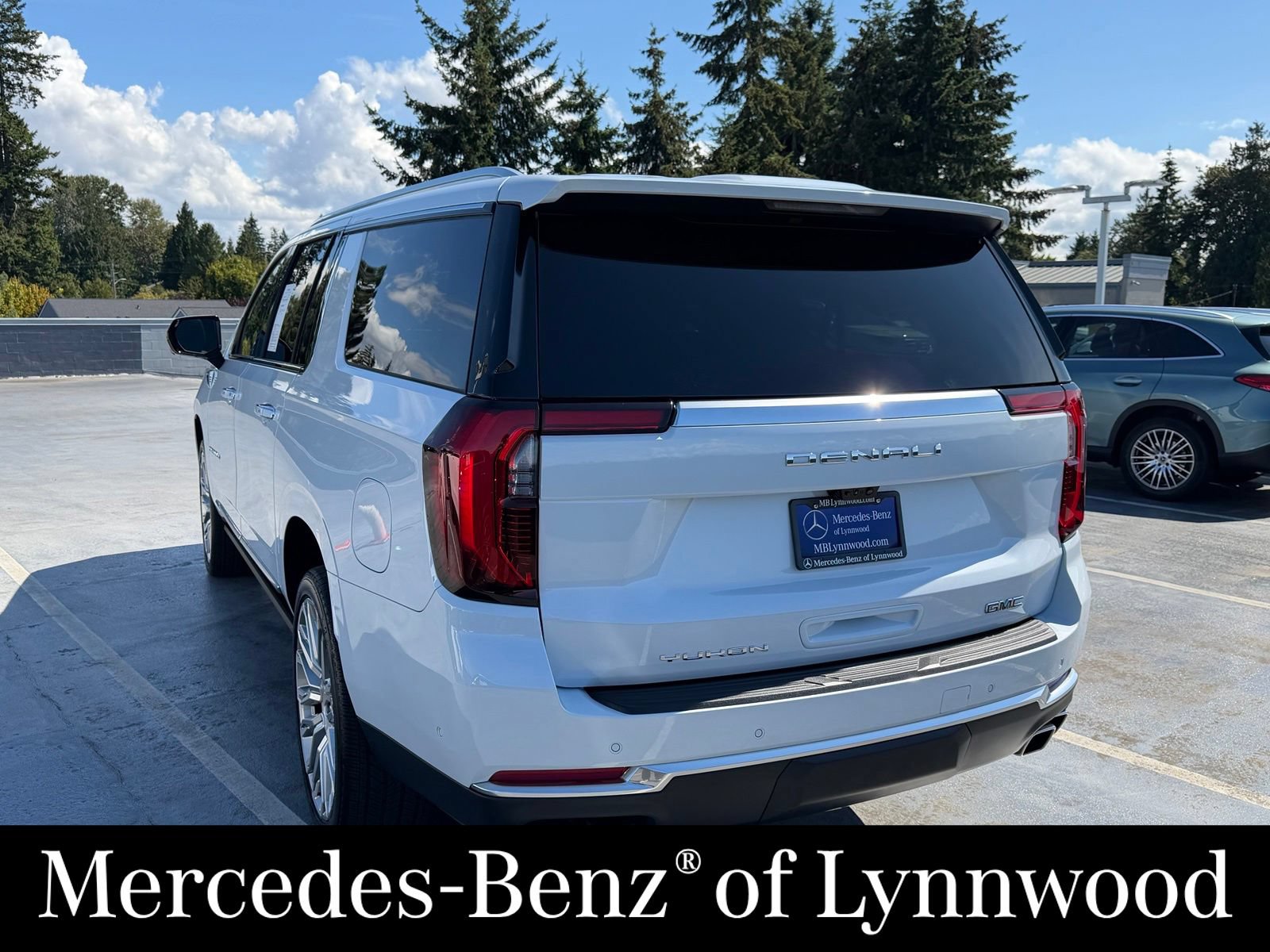 Used 2026 GMC Yukon XL Denali w/ Denali Reserve Package AWD/4WD image 8