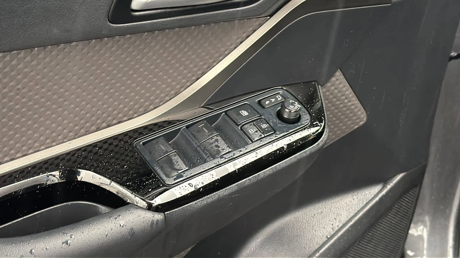 Used 2022 Toyota C-HR Limited image 22