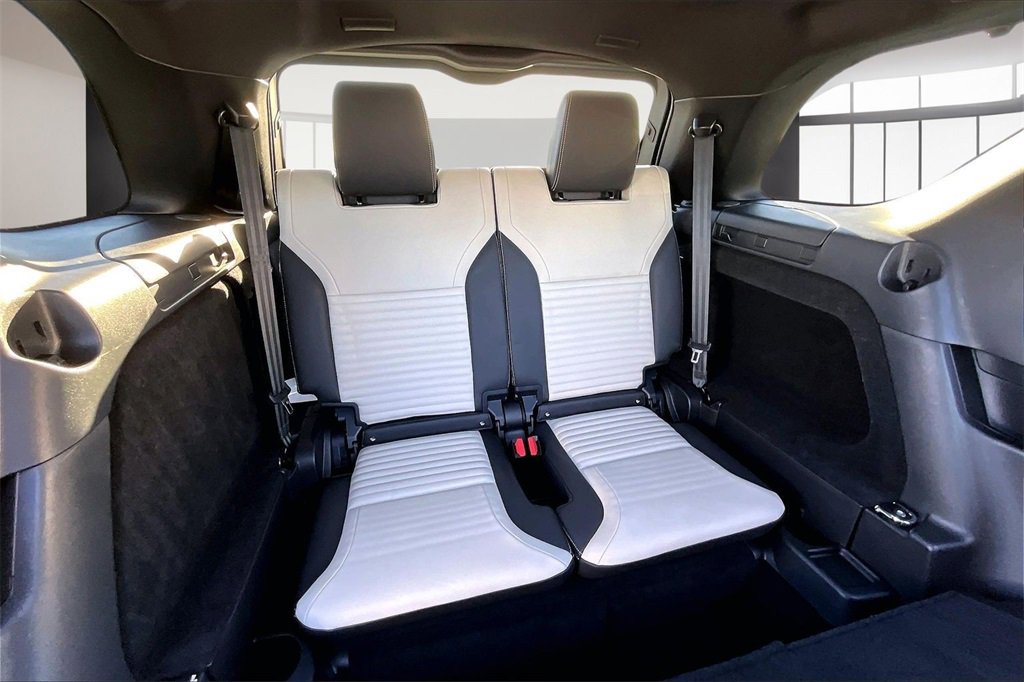Used 2024 Land Rover Discovery Dynamic SE image 24