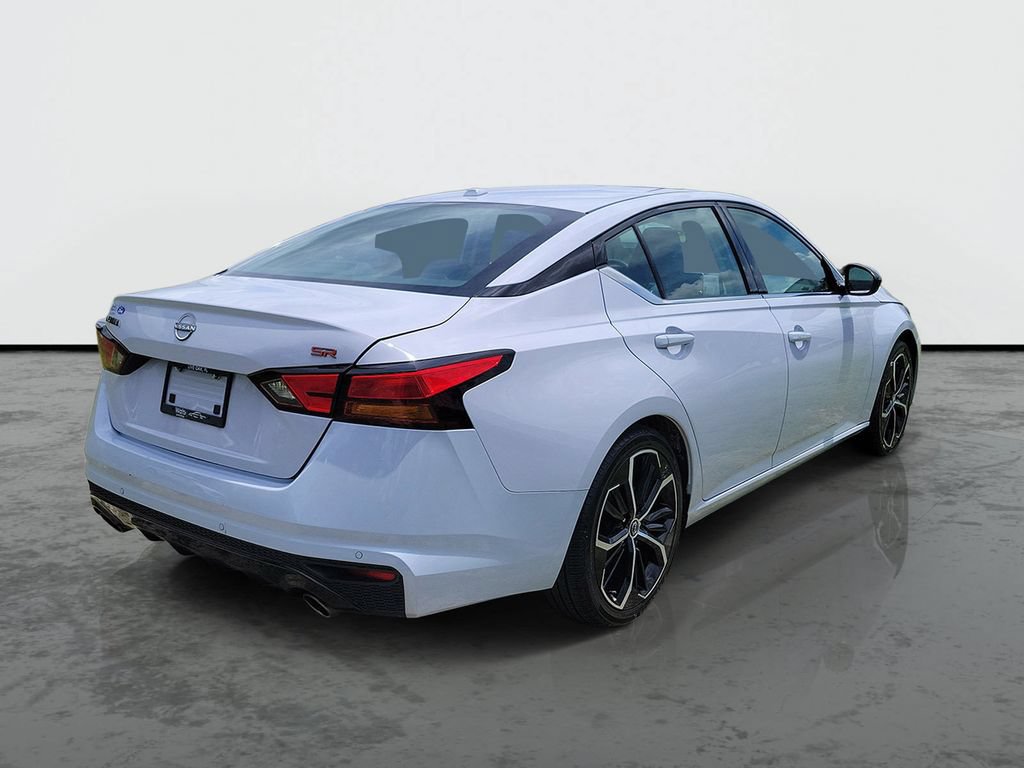 Used 2024 Nissan Altima 2.5 SR FWD image 2