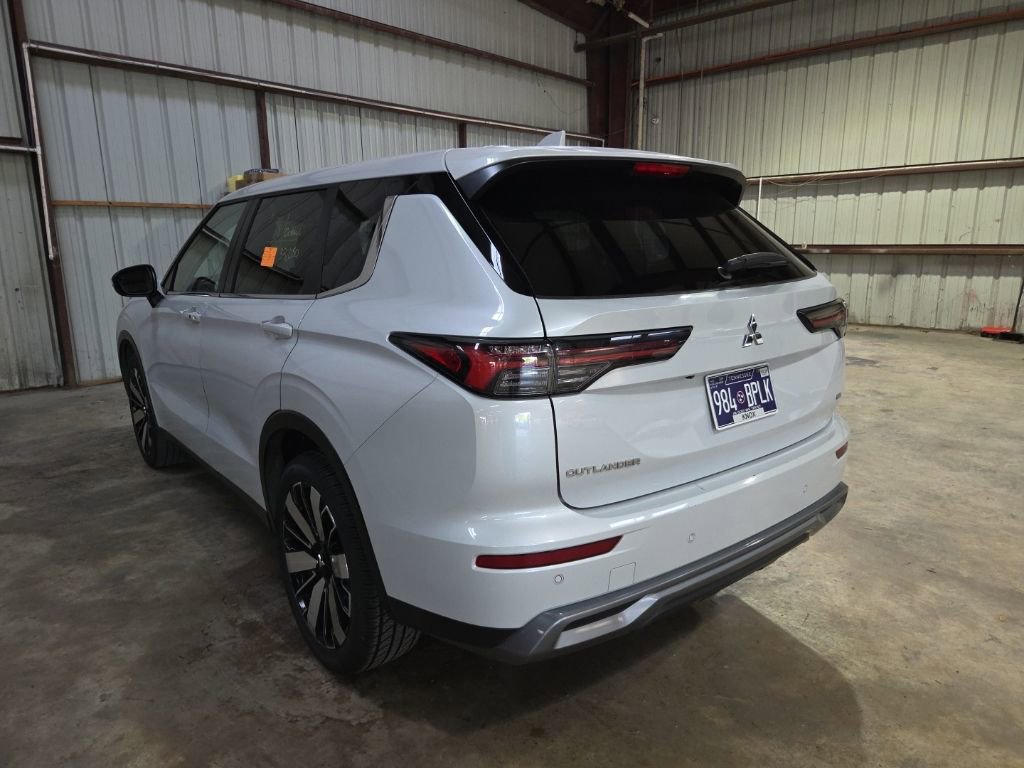 Used 2025 Mitsubishi Outlander SE image 9