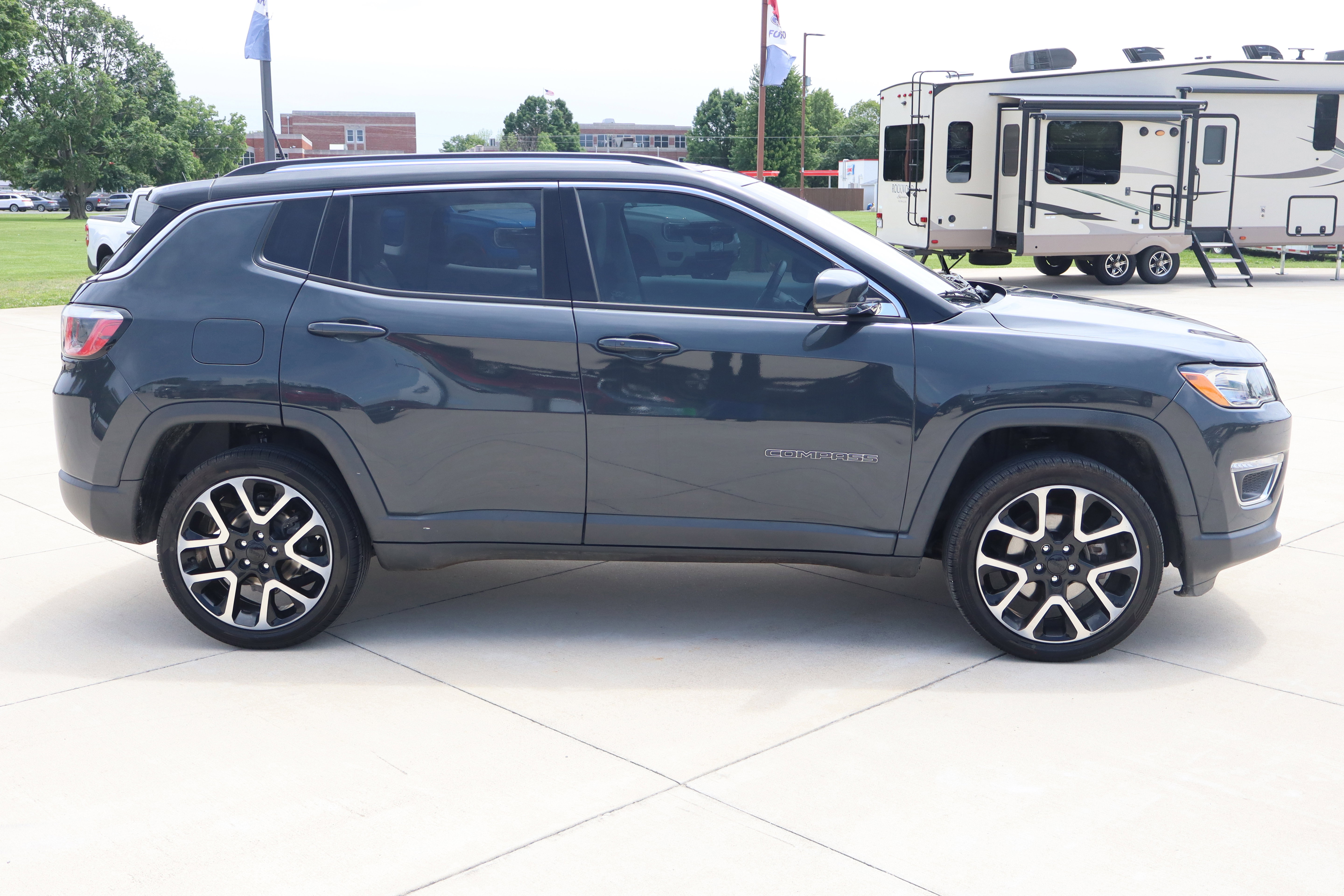Used 2017 Jeep Compass Limited w/ Navigation Group AWD/4WD image 4
