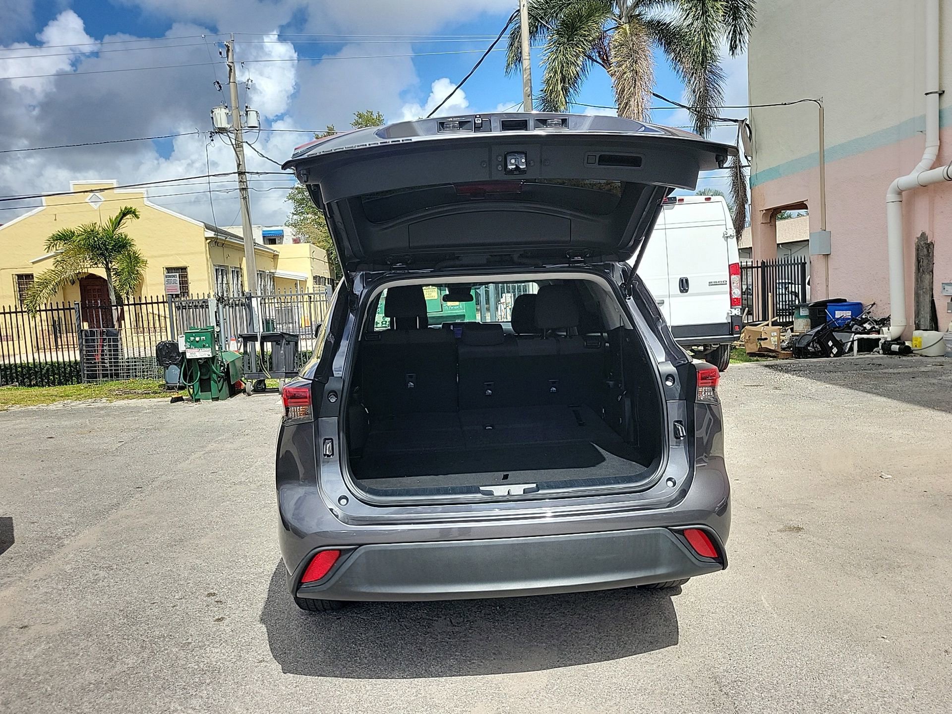 Used 2023 Toyota Highlander L image 13