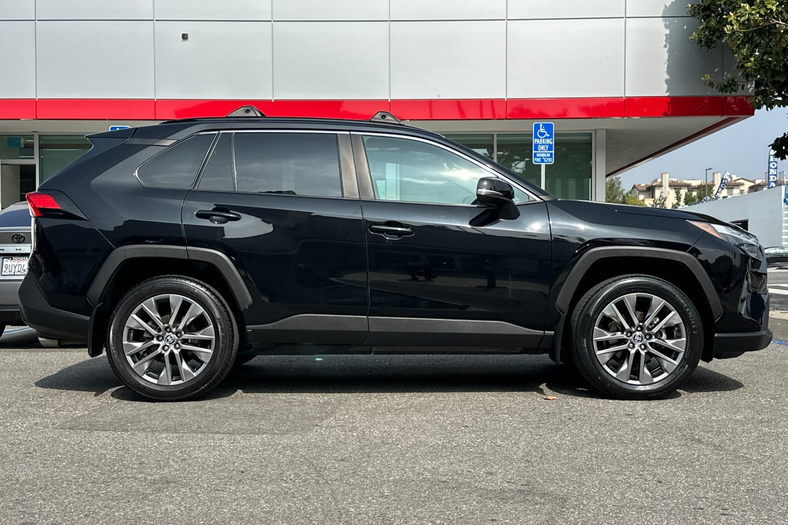 Used 2023 Toyota RAV4 XLE Premium FWD image 3