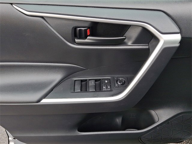Used 2021 Toyota RAV4 LE image 12