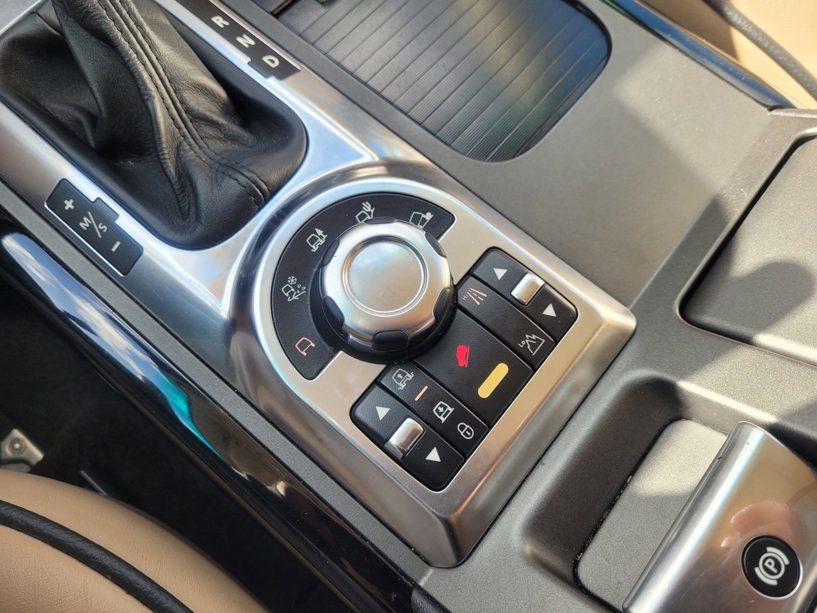 Used 2011 Land Rover Range Rover HSE LUX image 20