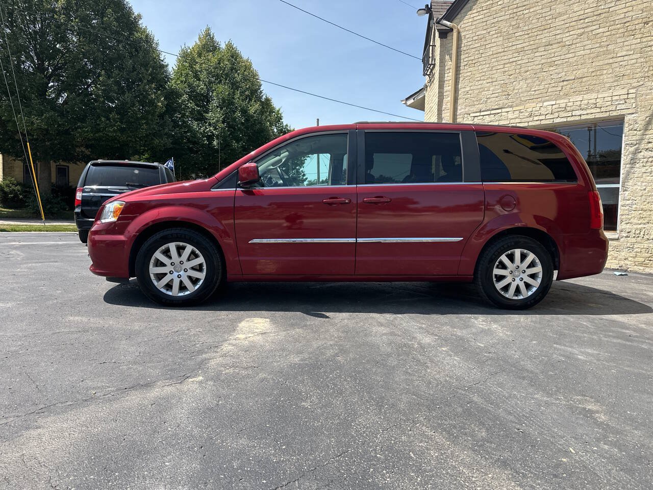 Used 2014 Chrysler Town & Country Touring FWD image 2
