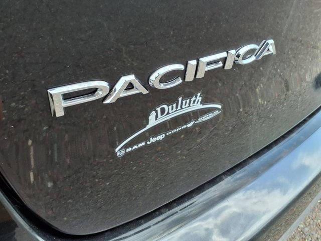 Used 2023 Chrysler Pacifica Touring-L FWD image 7
