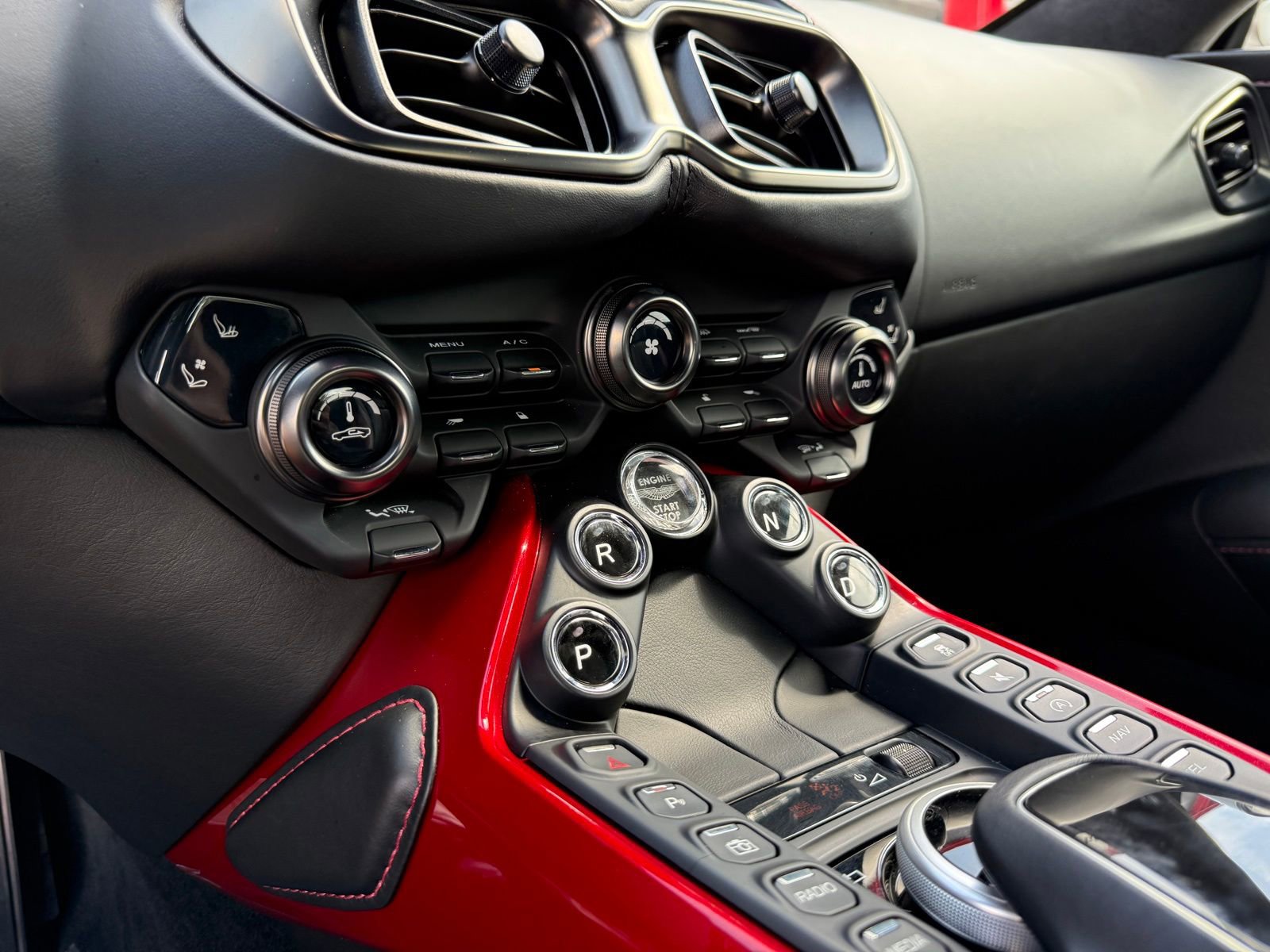 Used 2019 Aston Martin V8 Vantage Coupe image 36