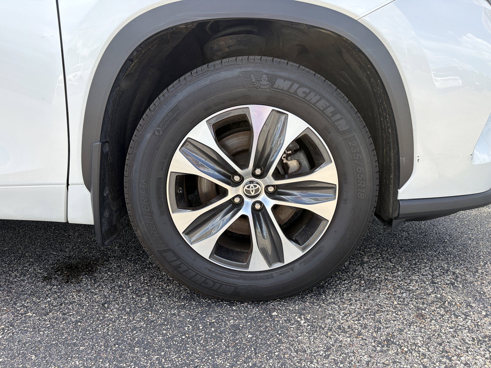 Used 2022 Toyota Highlander XLE AWD/4WD image 40