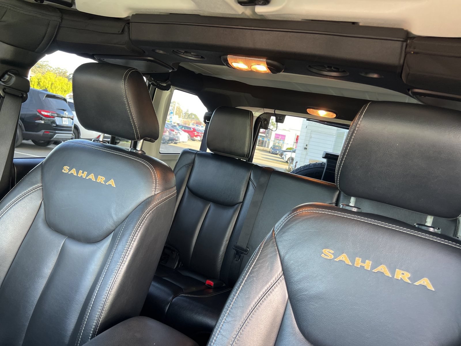 Used 2015 Jeep Wrangler Unlimited Sahara w/ Connectivity Group AWD/4WD image 16