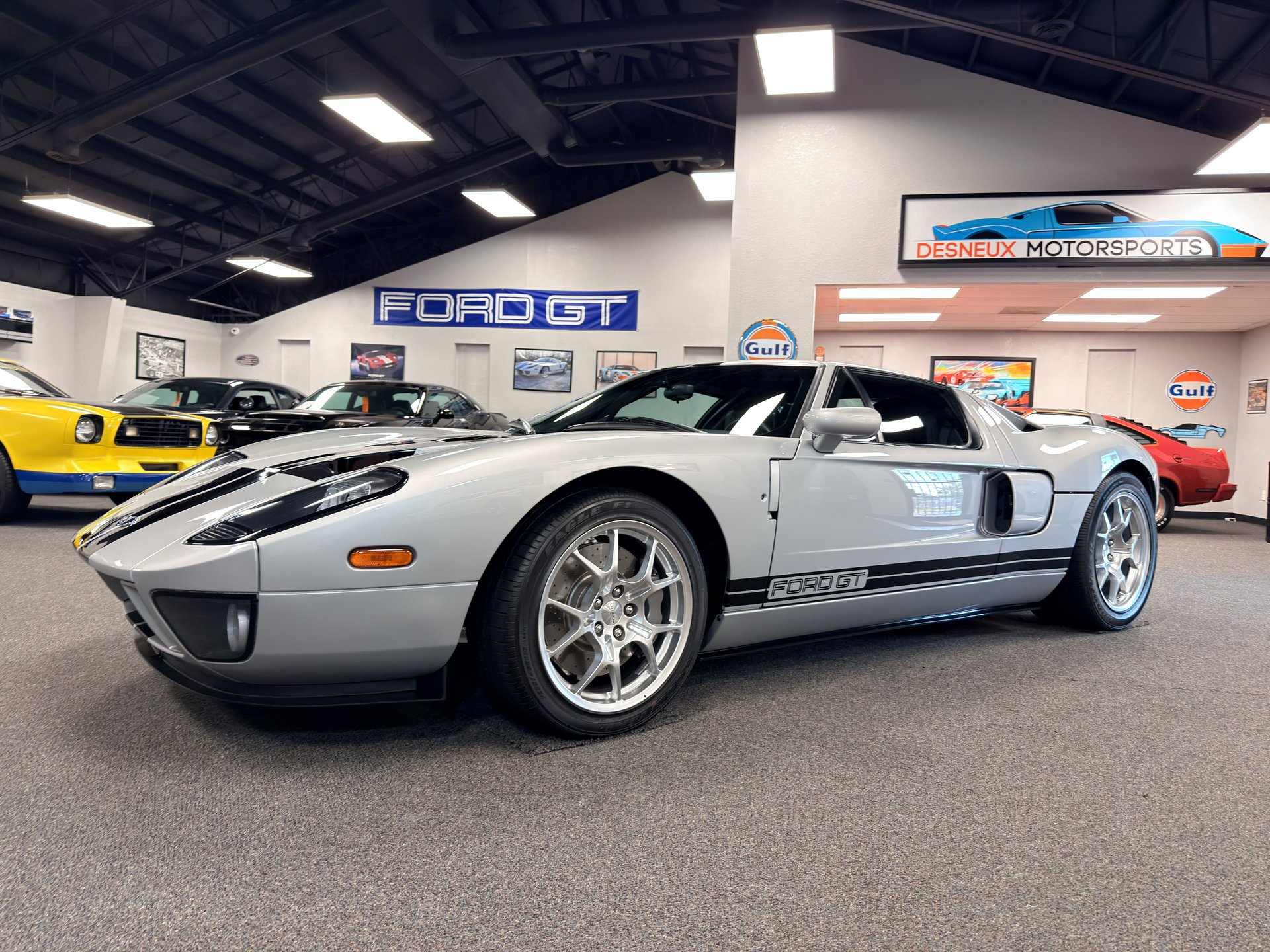 Used 2005 Ford GT RWD image 32