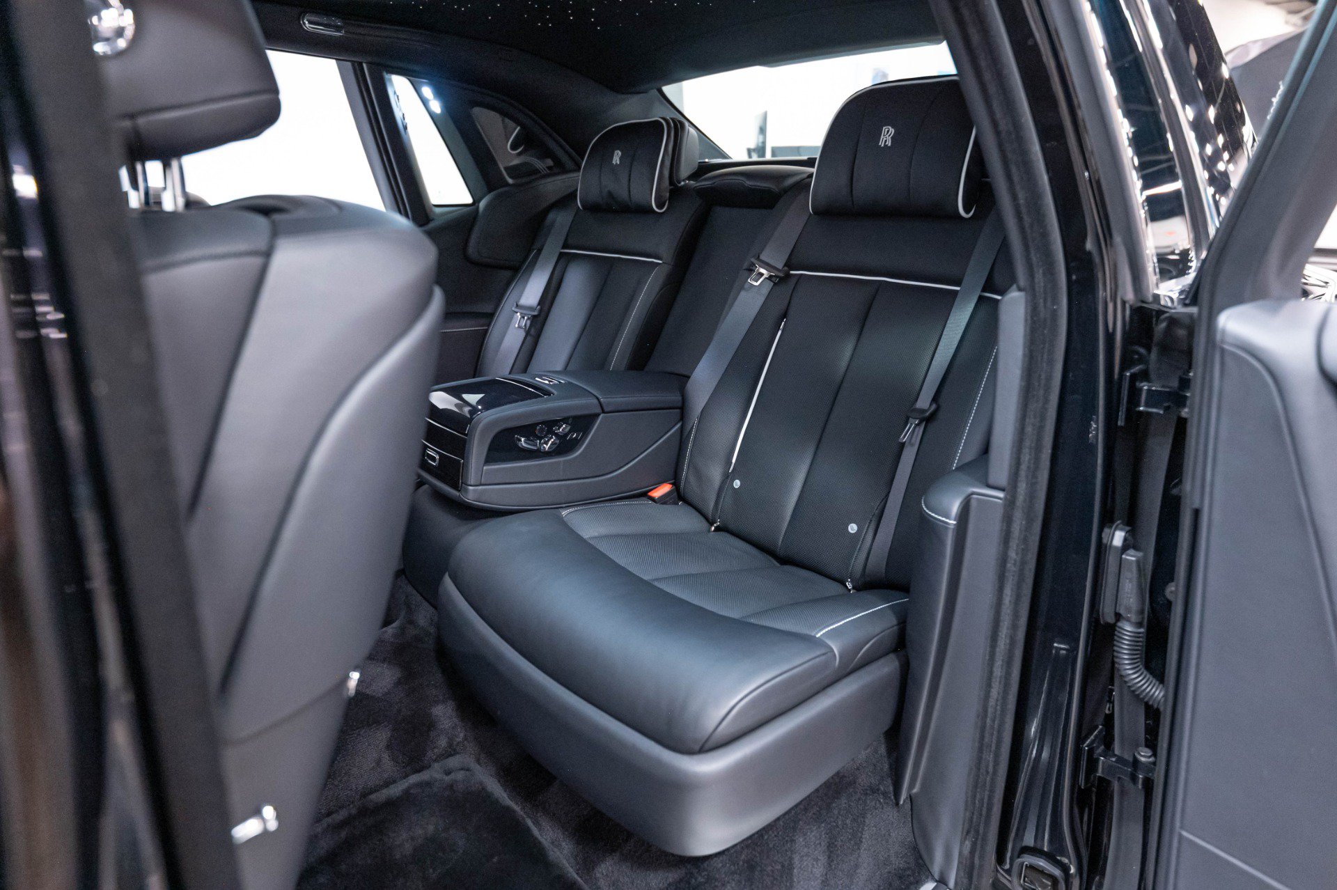 Used 2024 Rolls-Royce Phantom Sedan w/ The Phantom Package RWD image 25