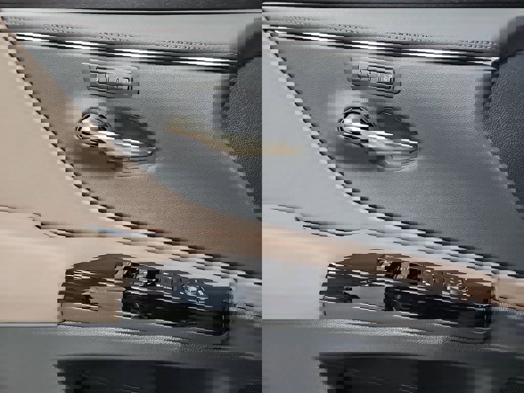 Certified 2025 Lexus ES 300h w/ Premium Package image 29