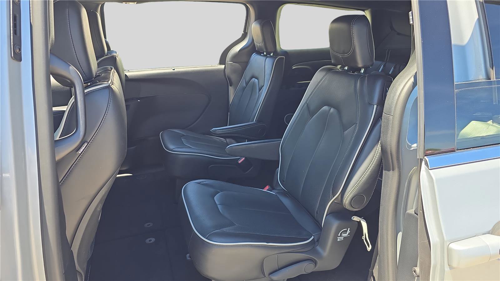 Used 2026 Chrysler Pacifica Limited FWD image 18
