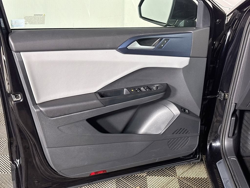 Used 2023 Volkswagen Taos SE w/ Panoramic Sunroof Package image 10