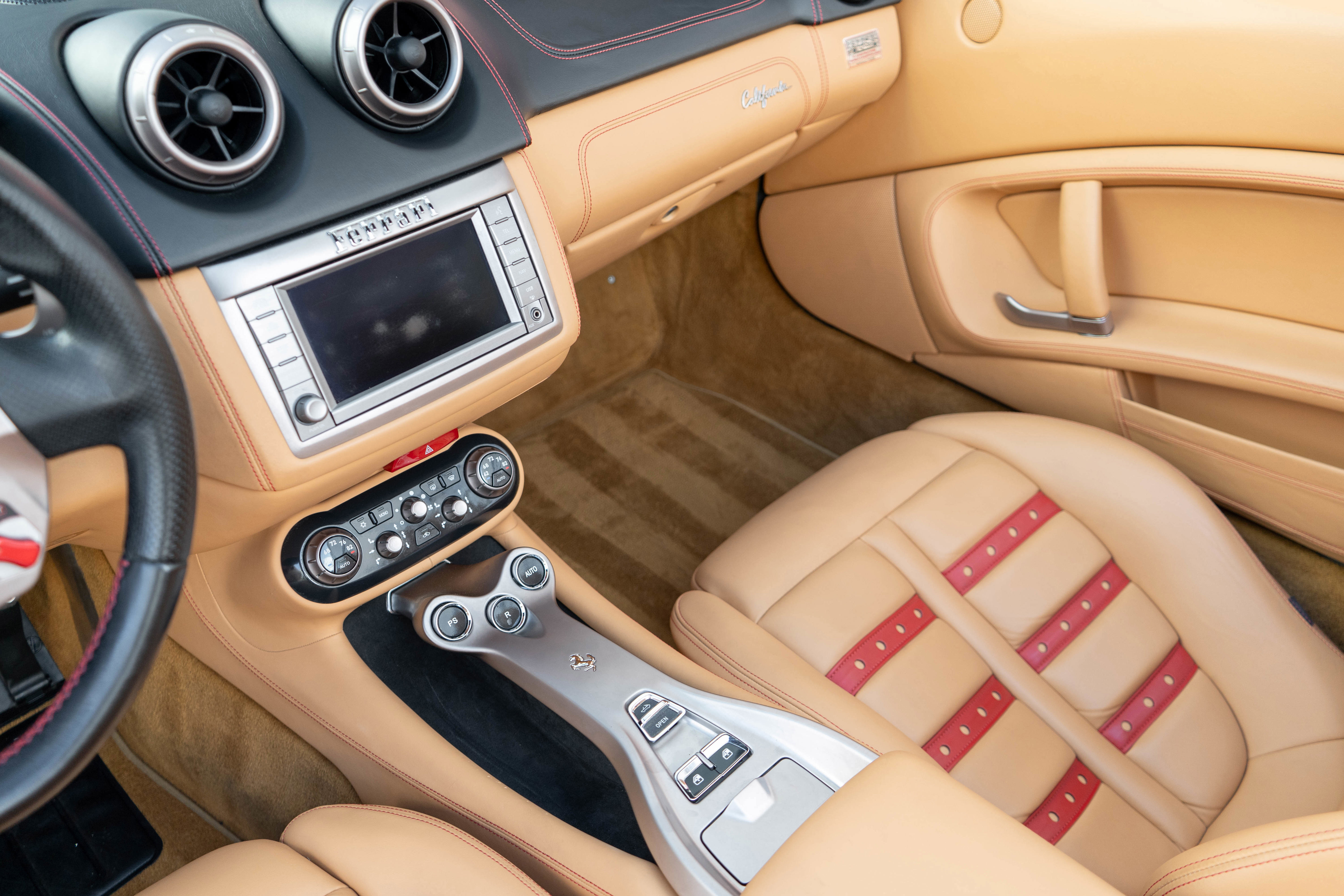 Used 2010 Ferrari California RWD image 19