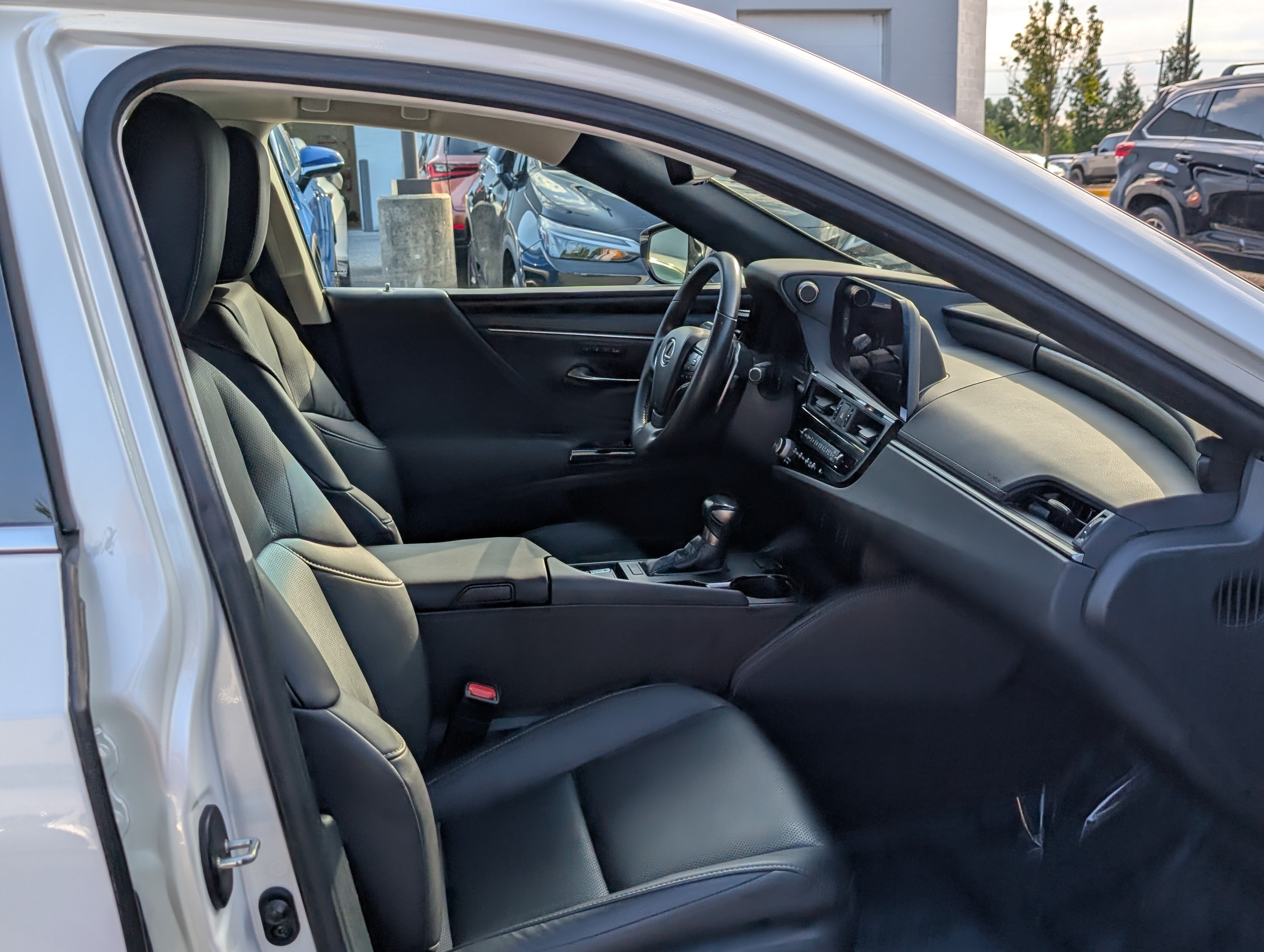 Used 2023 Lexus ES 350 w/ Premium Package FWD image 11