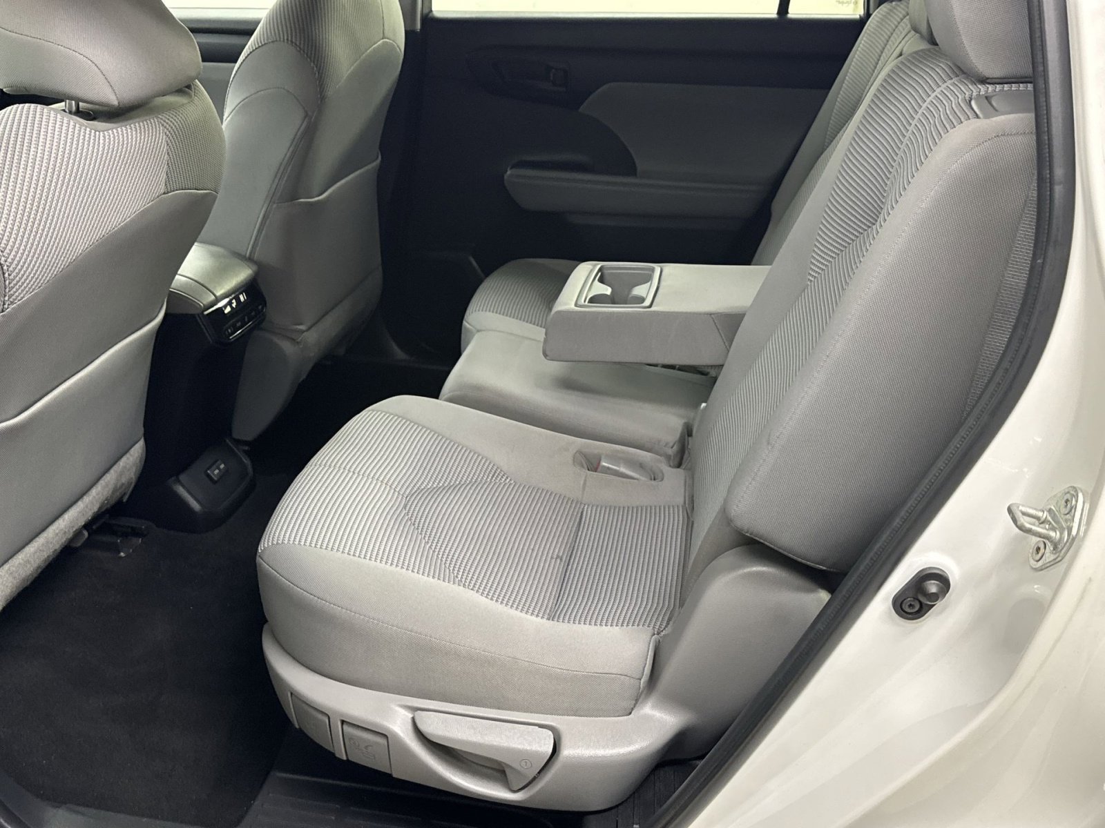 Used 2023 Toyota Highlander LE image 28