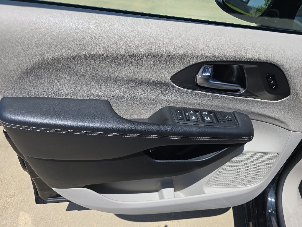 Used 2024 Chrysler Pacifica Limited FWD image 16