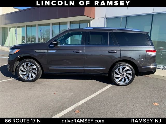 Used 2023 Lincoln Navigator Reserve AWD/4WD image 2