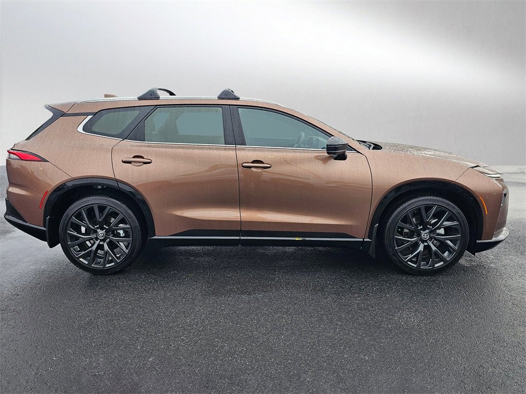 Used 2025 Toyota Crown Signia w/ Advanced Technology Package image 9