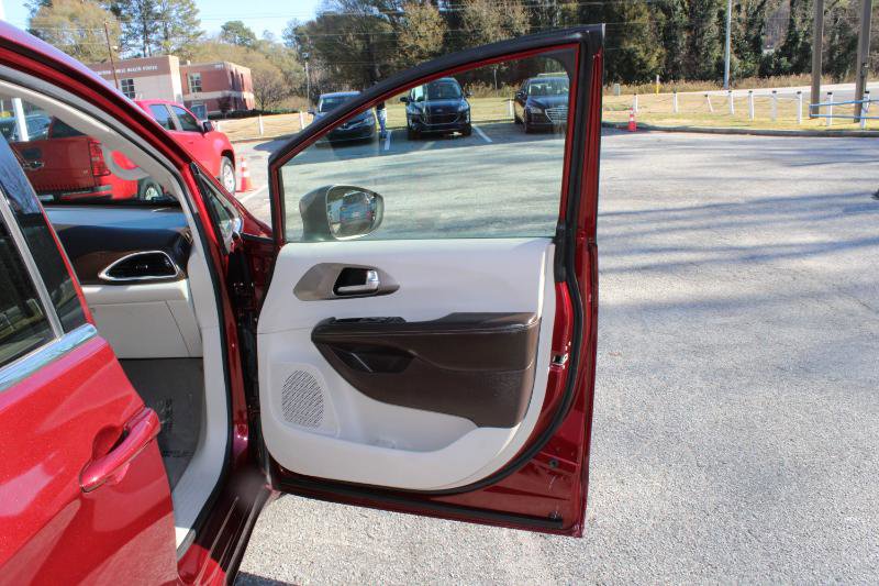 Used 2021 Chrysler Voyager LX image 20