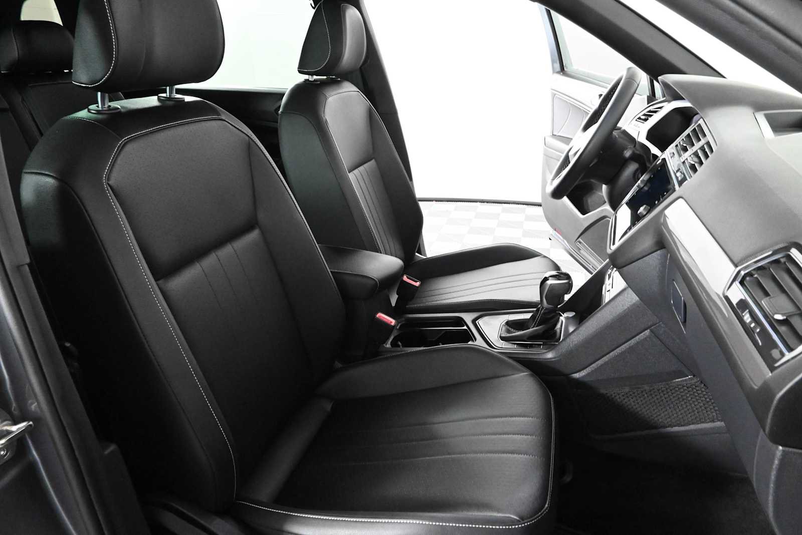 Certified 2023 Volkswagen Tiguan SE R-Line FWD image 9