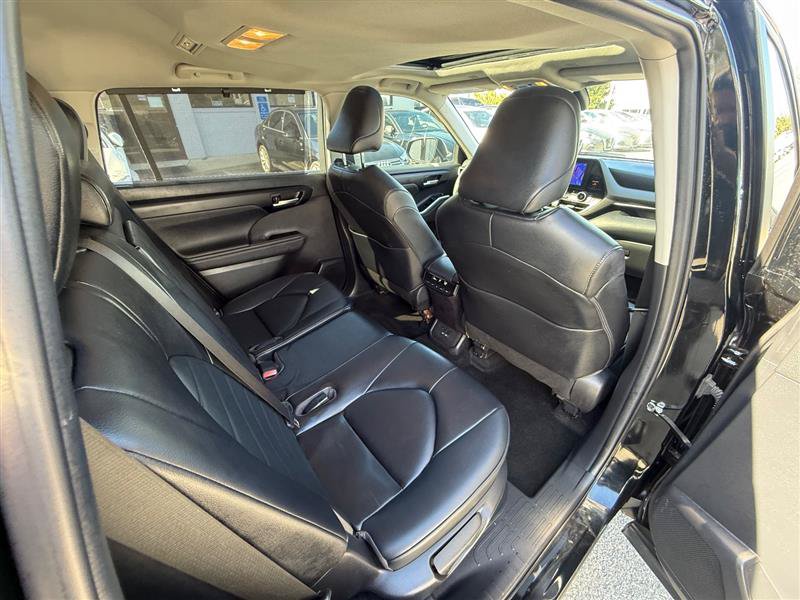 Used 2023 Toyota Highlander XLE FWD image 28