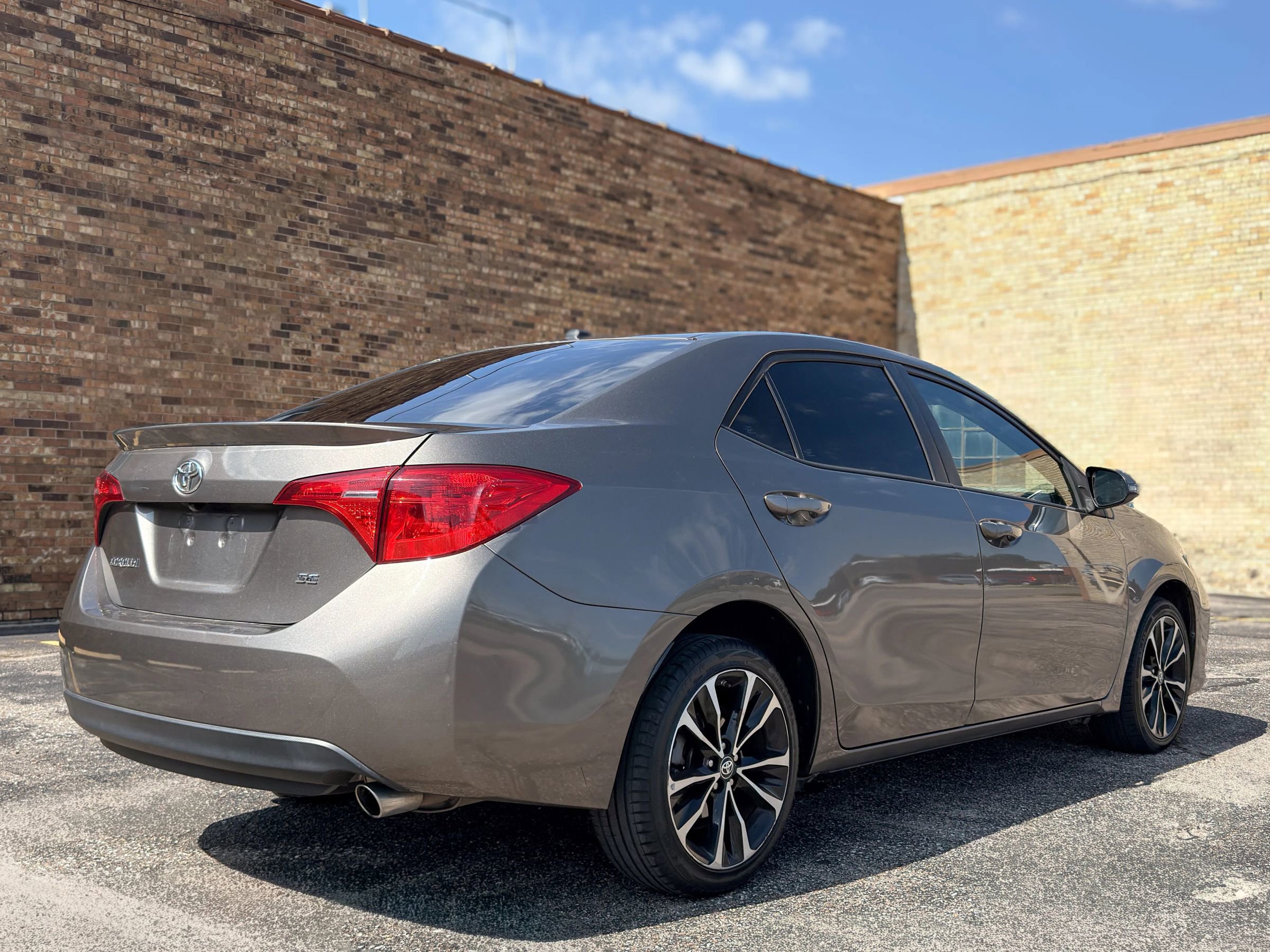 Used 2017 Toyota Corolla SE w/ SE Premium Package FWD image 8
