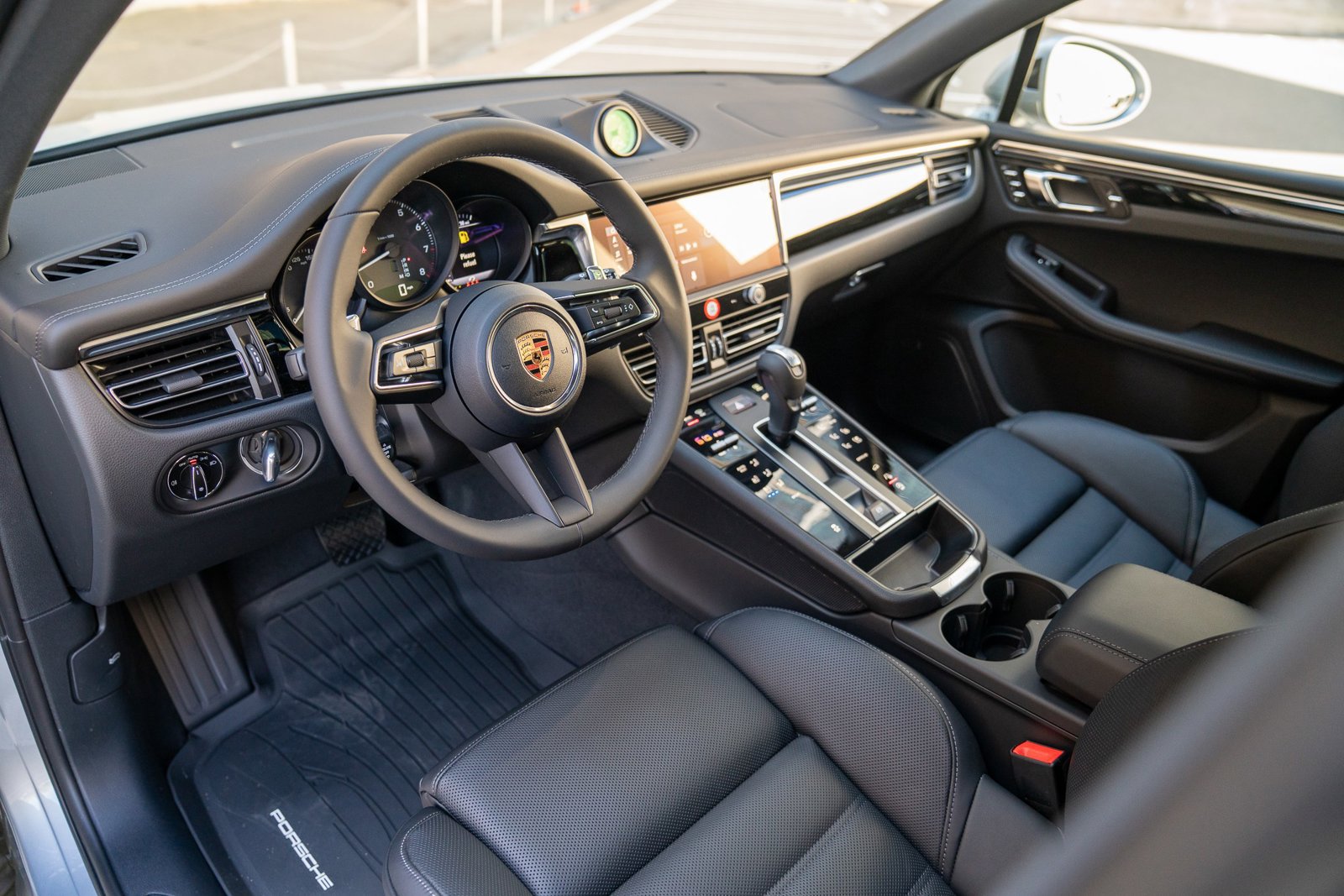 Certified 2026 Porsche Macan AWD/4WD image 4