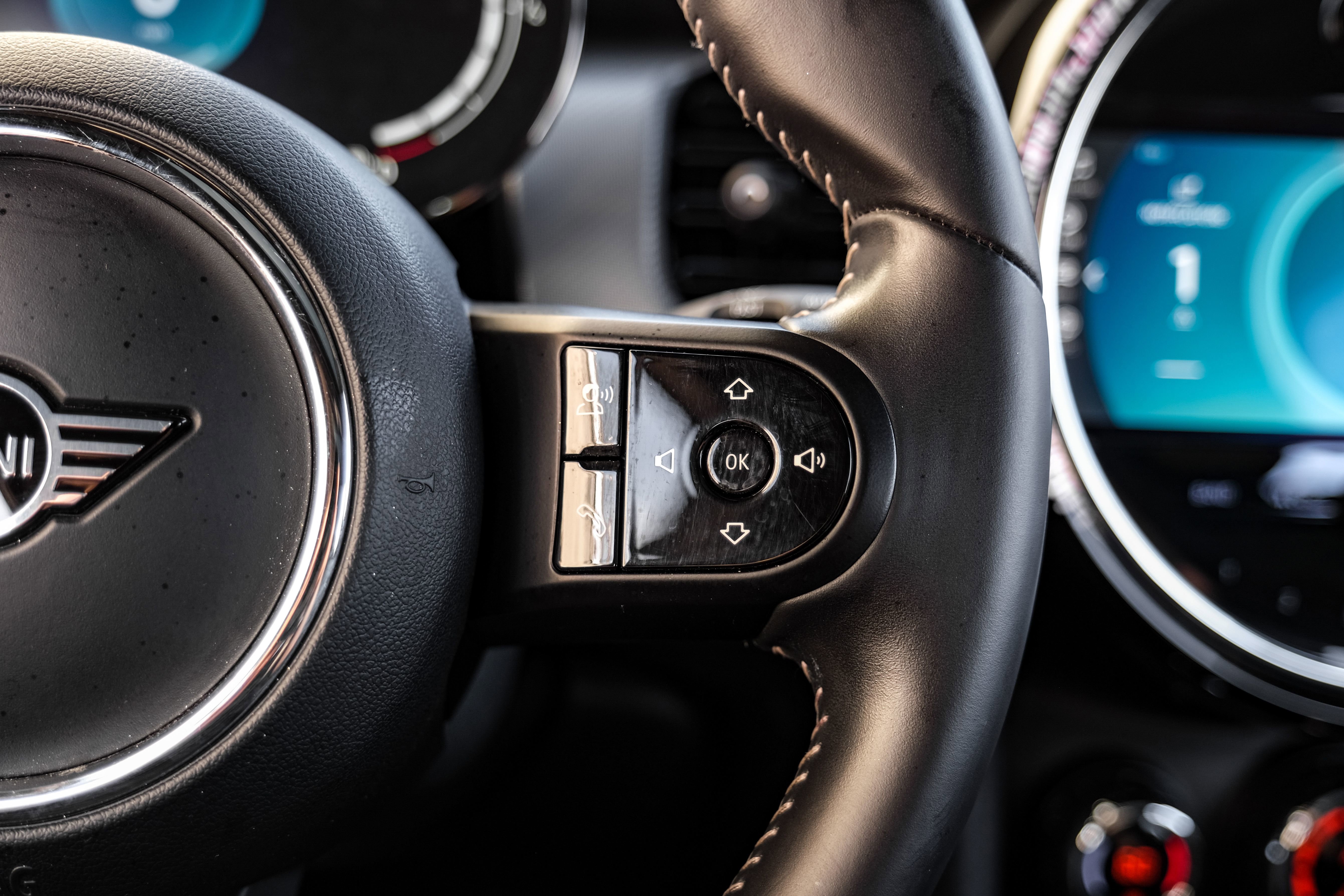 Used 2022 MINI Cooper 4-Door Hardtop w/ Signature Upholstery Package image 17