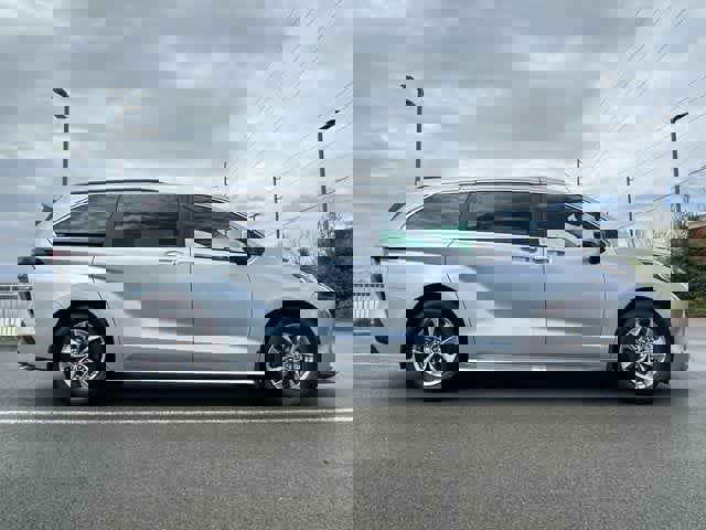 Used 2023 Toyota Sienna XLE image 3