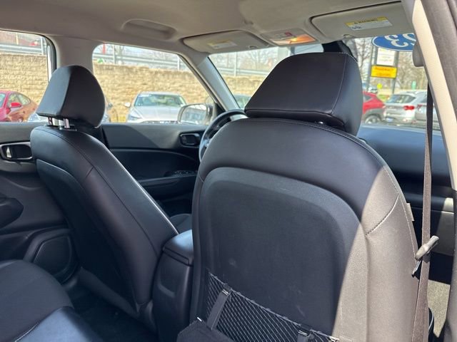 Used 2023 Hyundai Venue Limited image 23