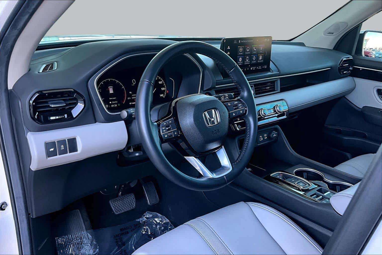 Used 2025 Honda Pilot Touring image 16