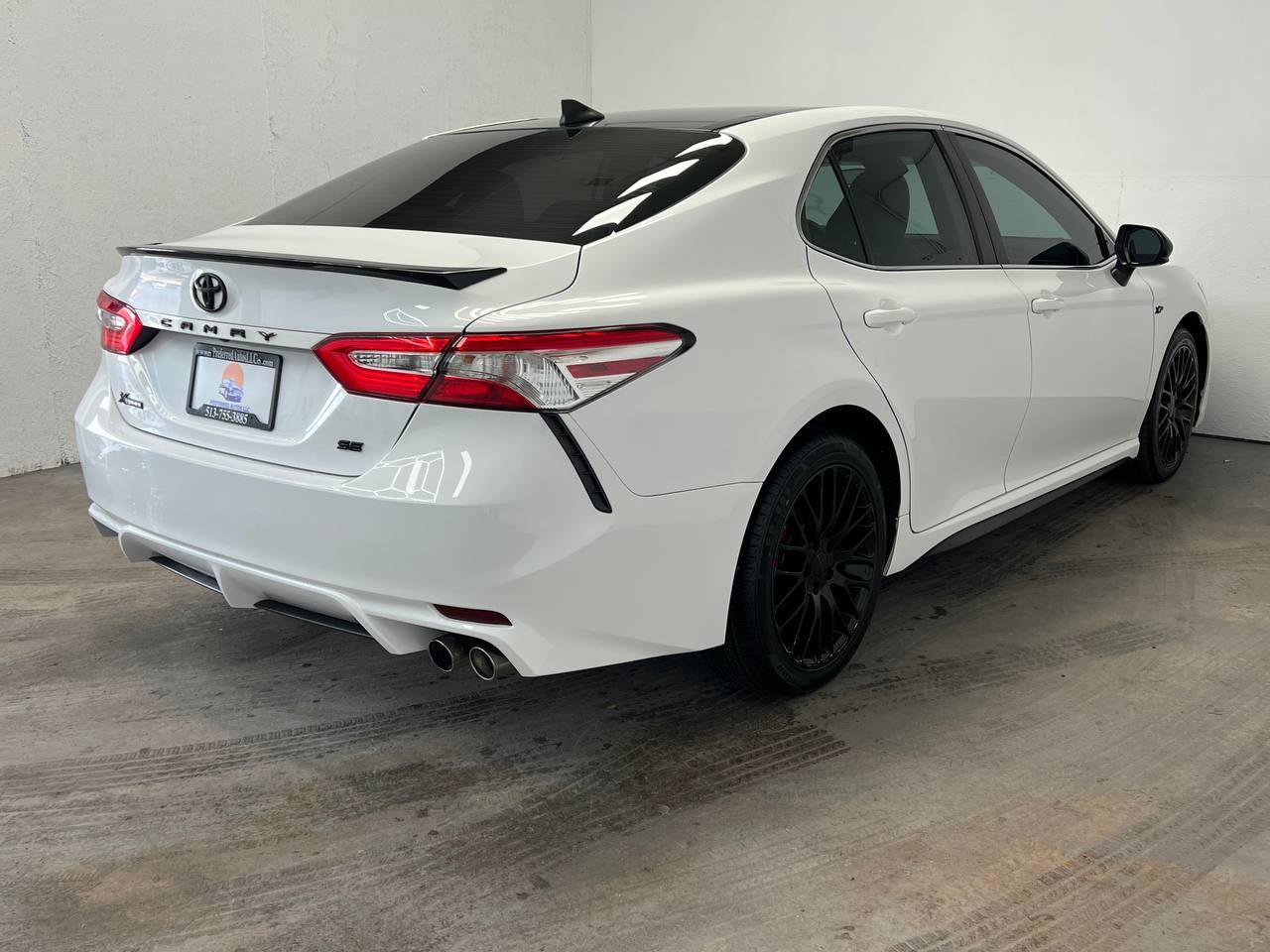 Used 2018 Toyota Camry XSE image 6