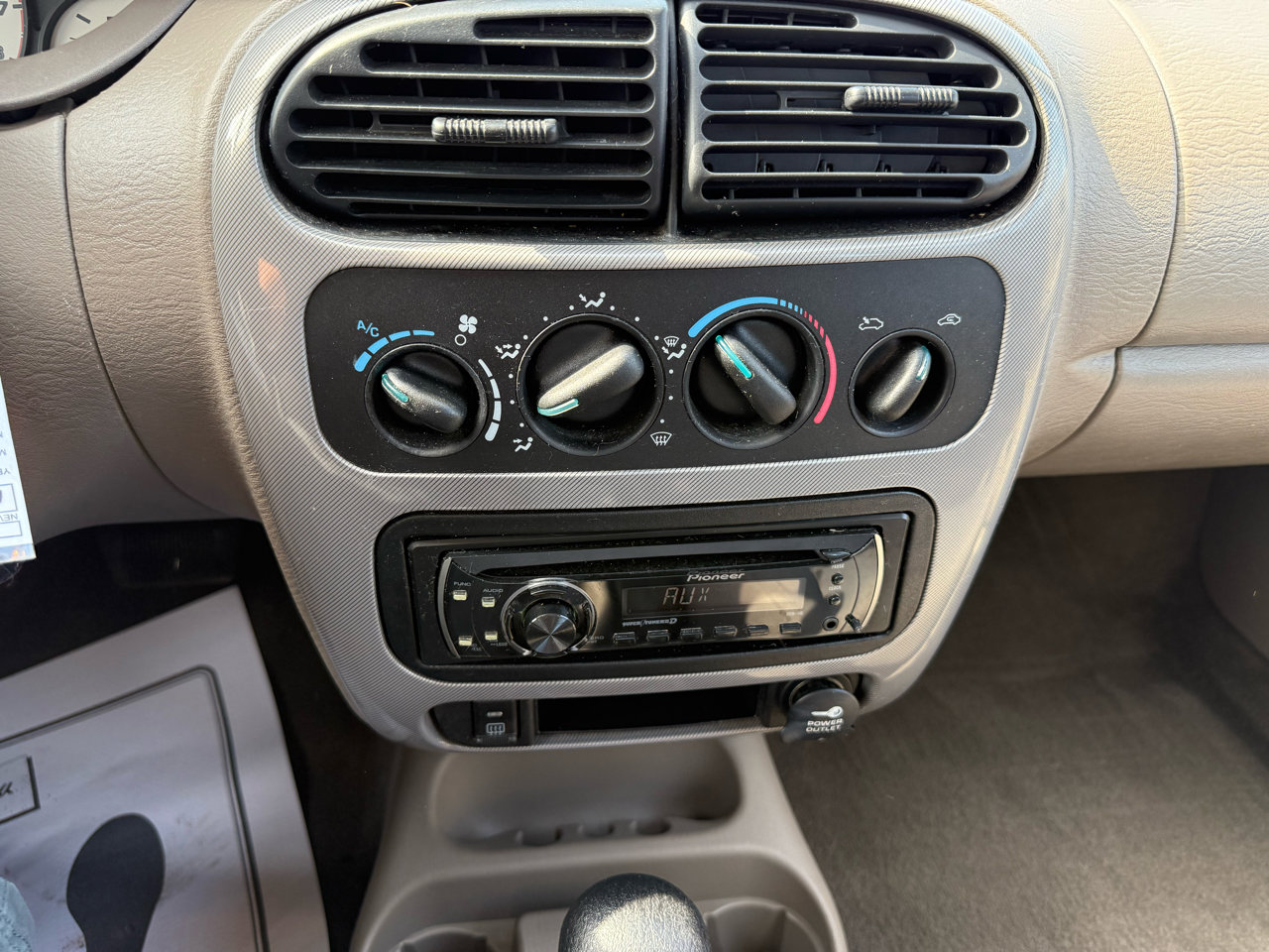 Used 2005 Dodge Neon SXT image 33