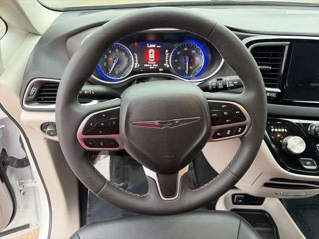 Used 2024 Chrysler Pacifica Touring-L FWD image 27