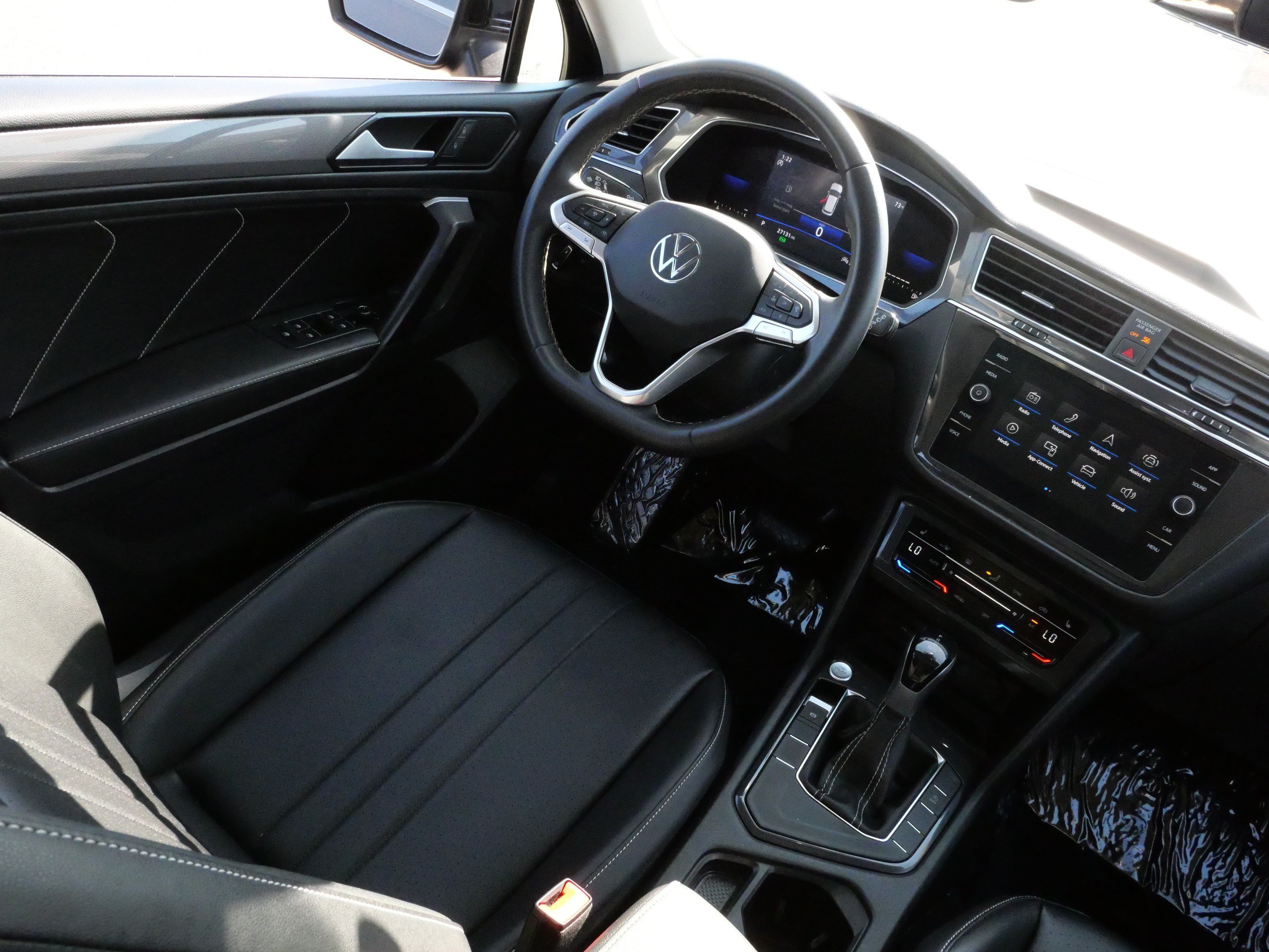 Certified 2023 Volkswagen Tiguan SE w/ Panoramic Sunroof Package FWD image 3